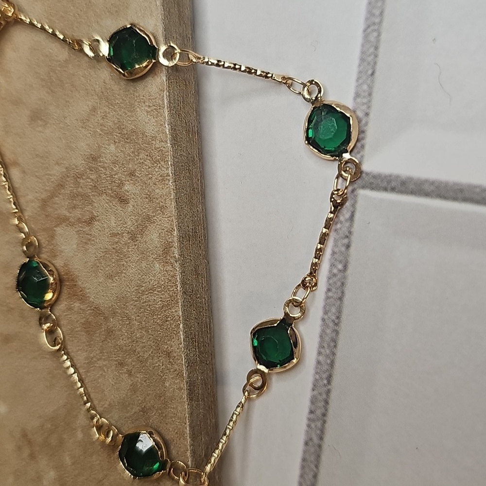 Elegant Gold and Green Bracelet - Picture 2 of 3